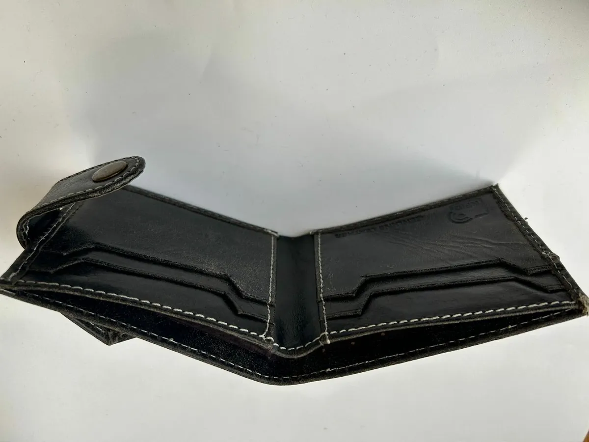 Leather RFID blocking wallet with coins pocket - Image 3