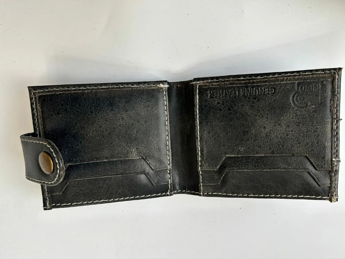 Leather RFID blocking wallet with coins pocket - Image 4