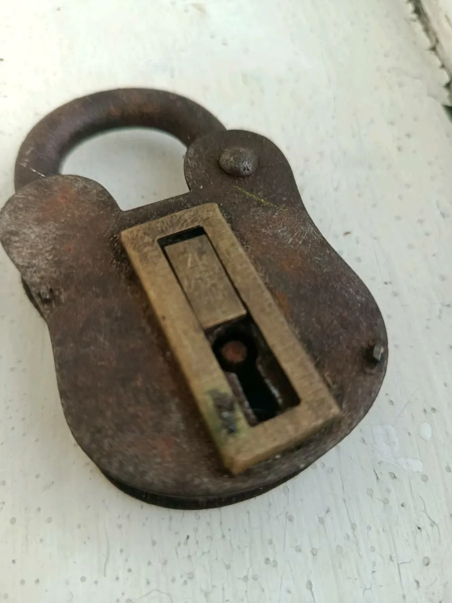 Beautiful antique, "rusty gold" - Image 1