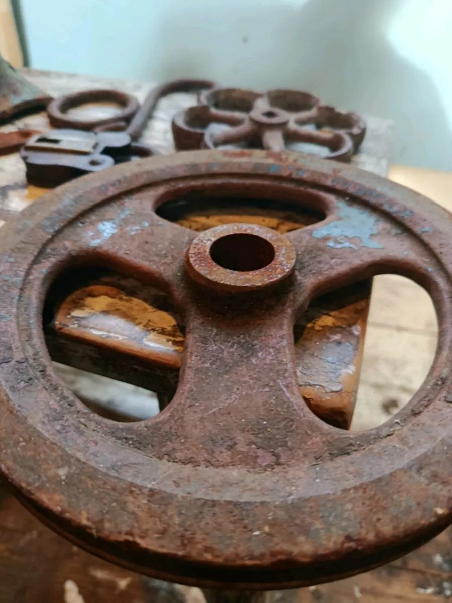 Beautiful antique, "rusty gold" - Image 2