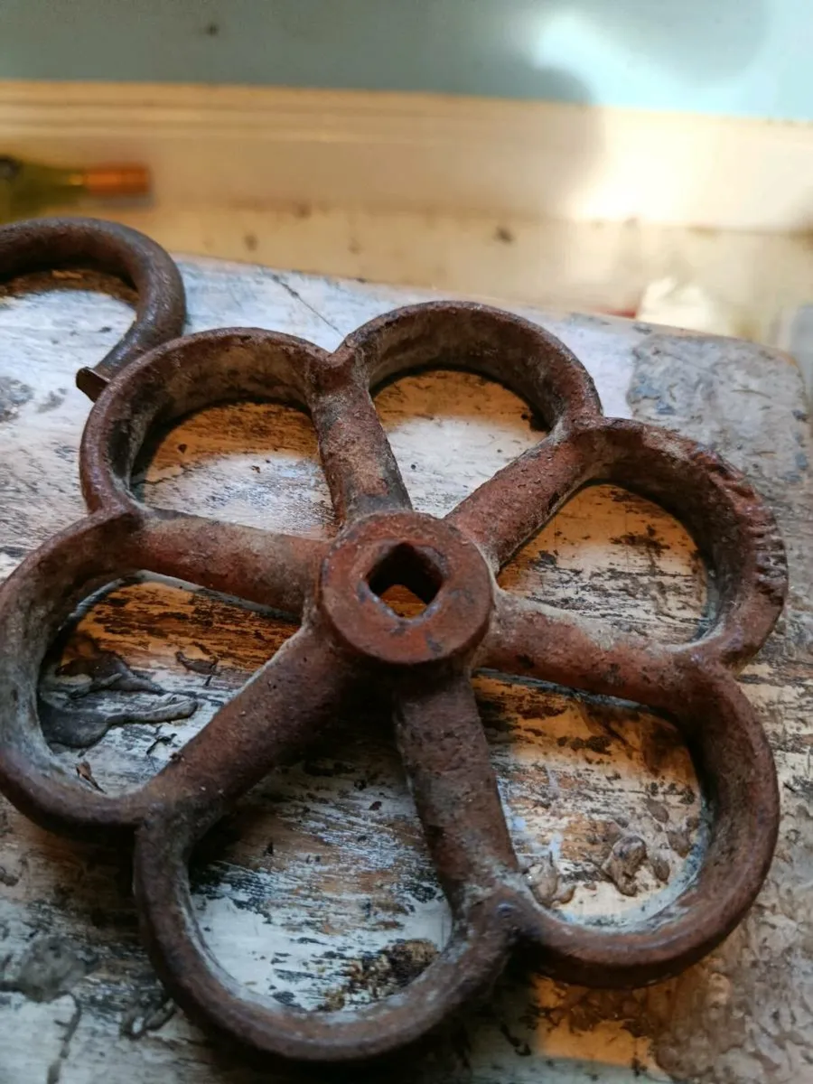 Beautiful antique, "rusty gold" - Image 3