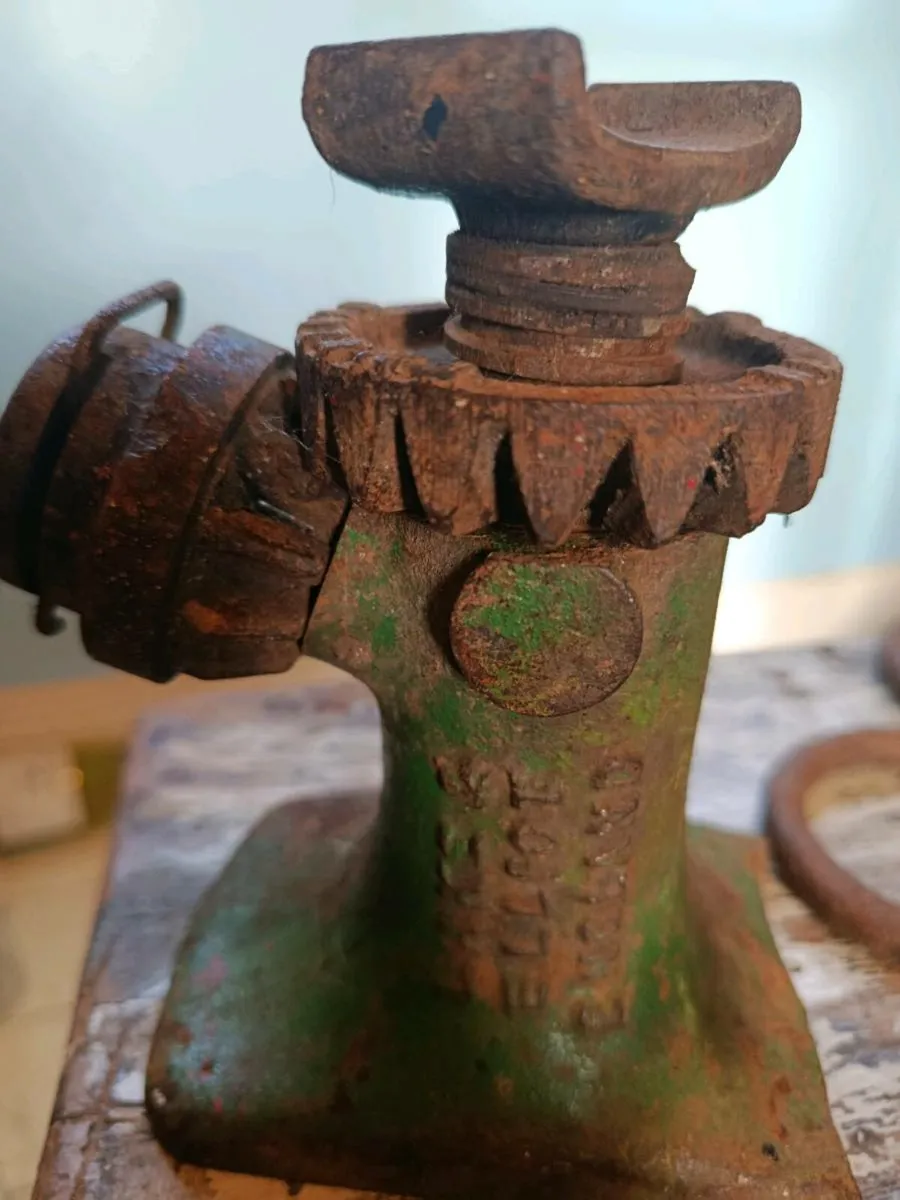 Beautiful antique, "rusty gold" - Image 4