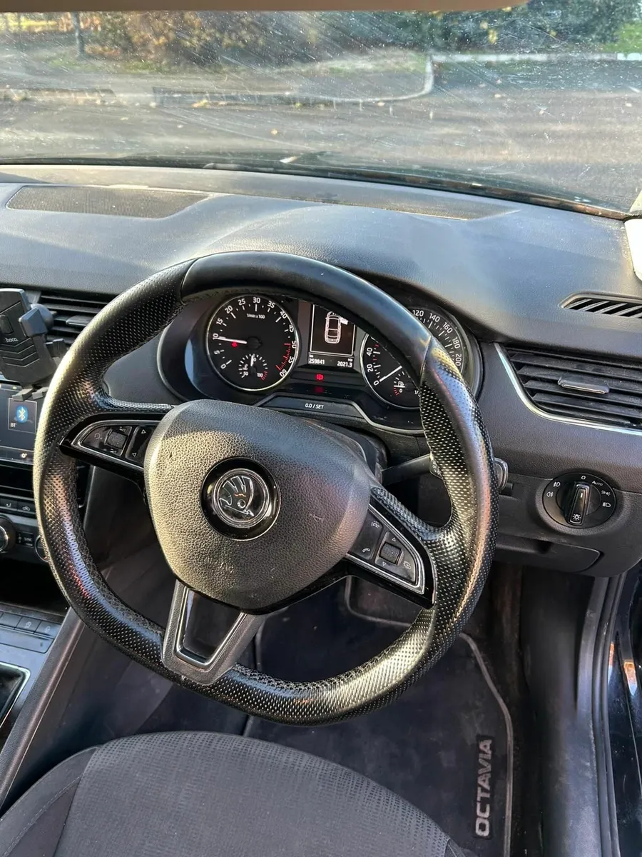 Skoda Octavia 2015 - Image 2