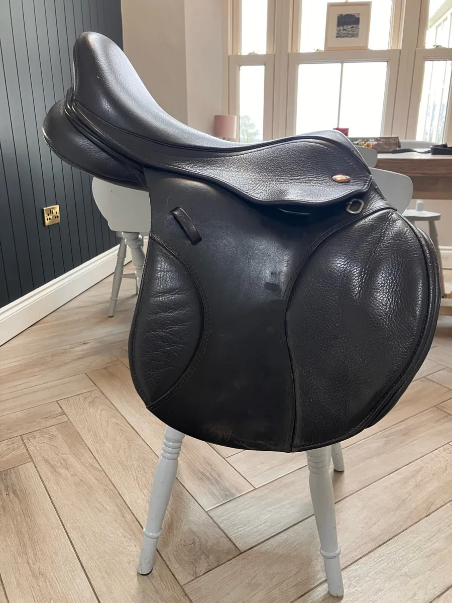 Kent and Masters 16 Inch Saddle - Image 1