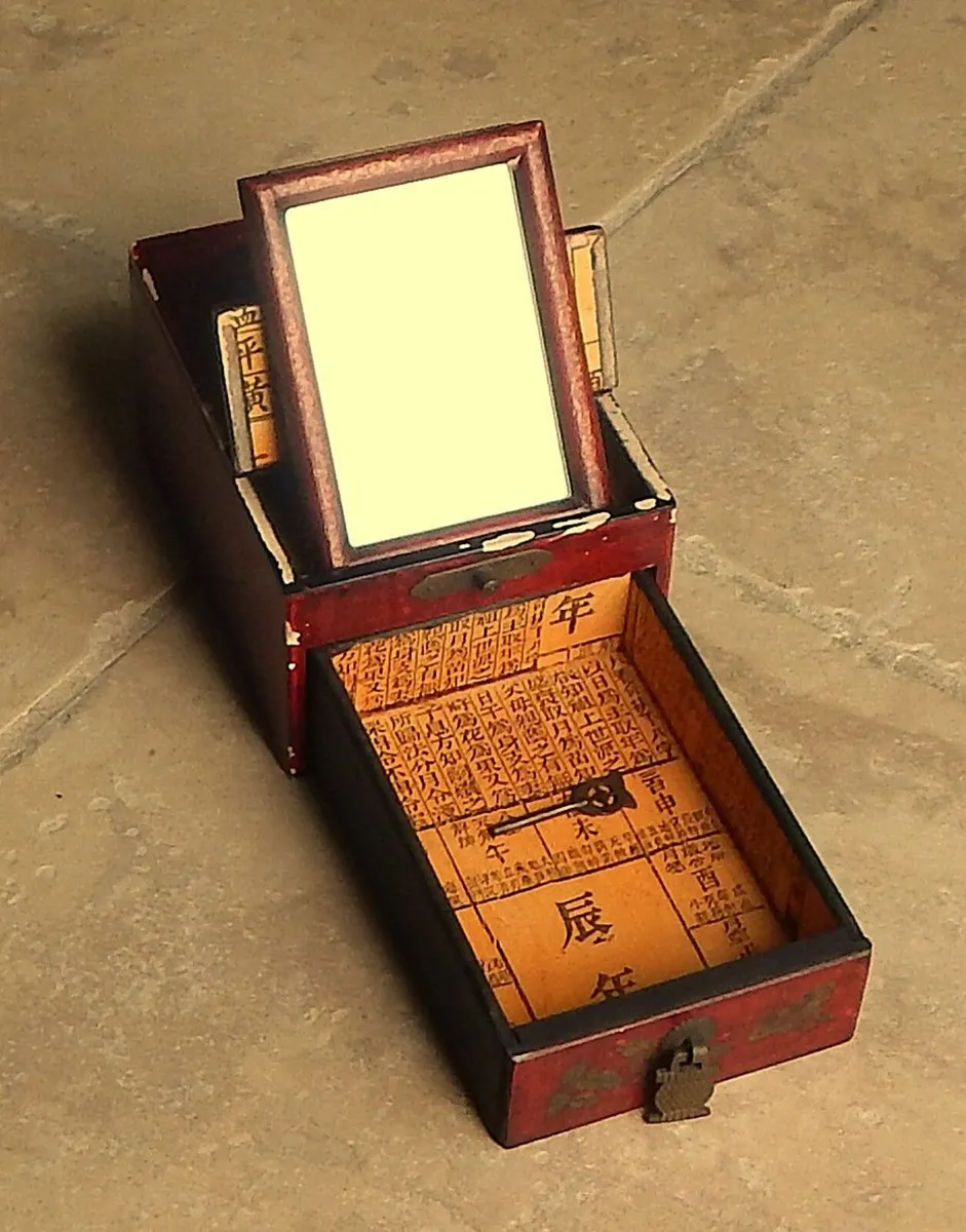 Vintage Chinese Travel Vanity/Shaving Box - Image 2