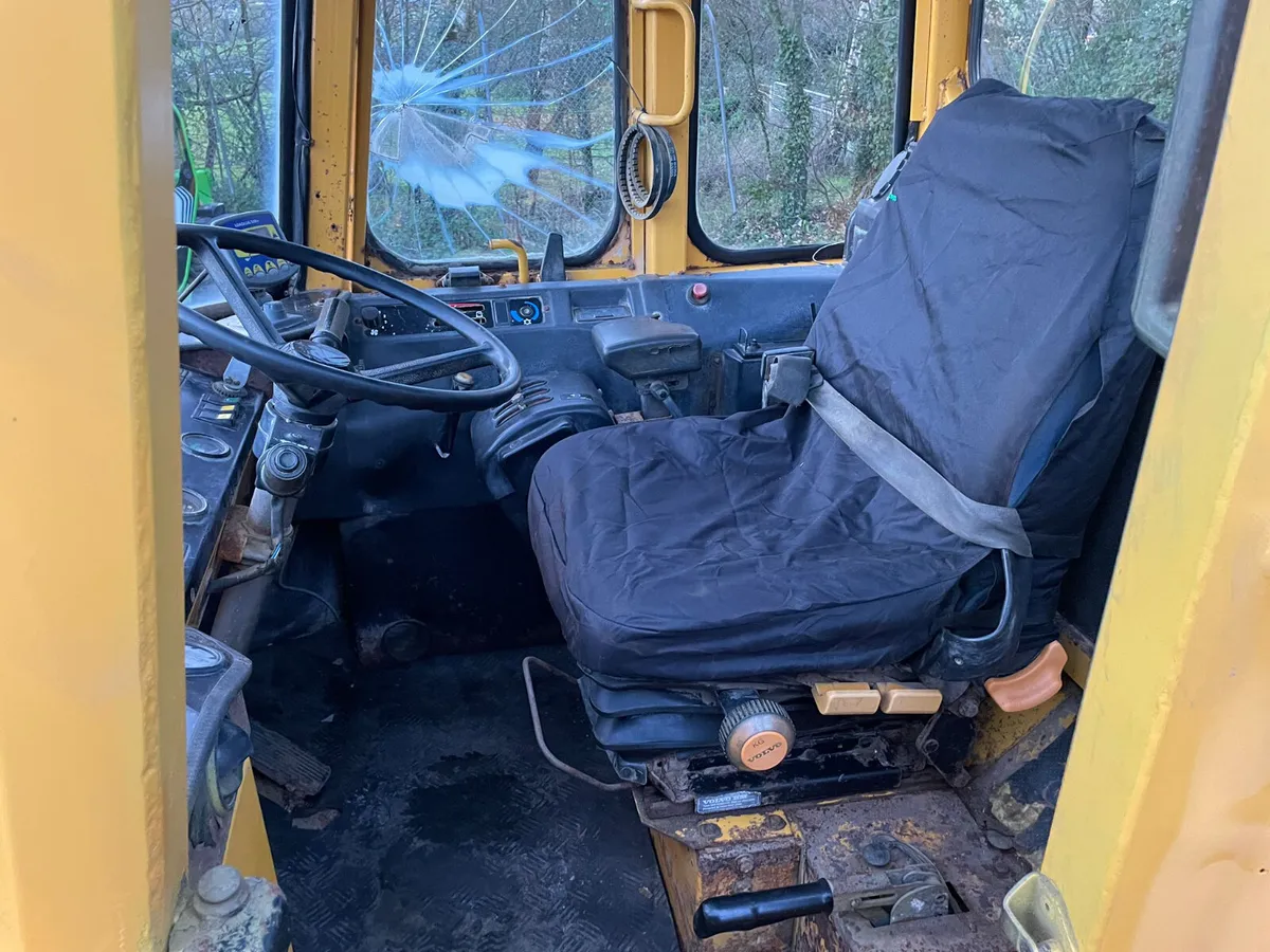 Volvo L90 Loading Shovel - Image 2