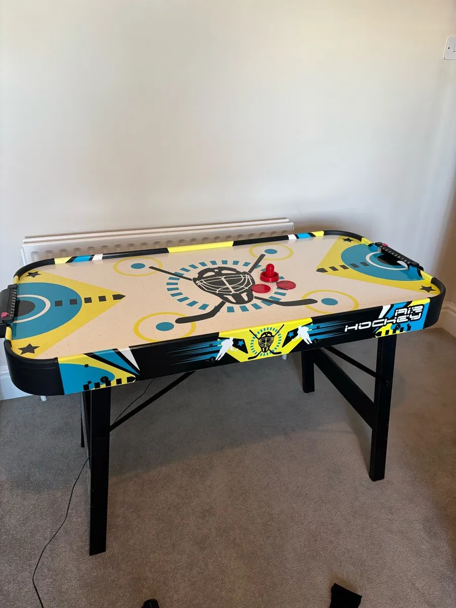 Air hockey table