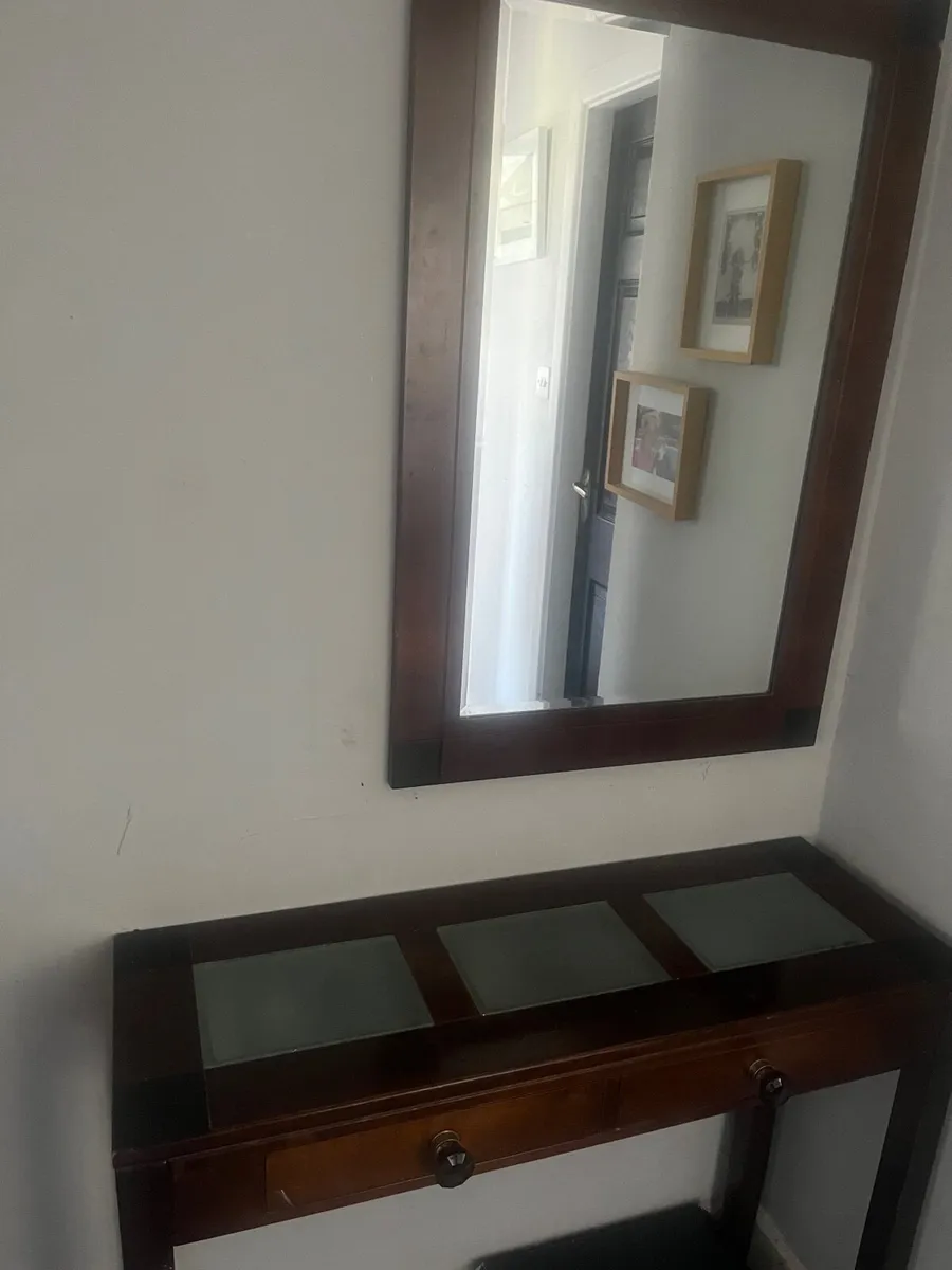 Table and mirror - Image 2
