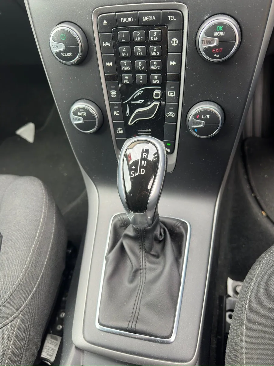 Volvo V40 T4 Automatic - Low Mileage - Image 3