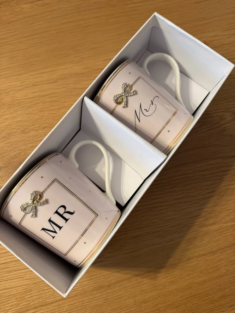 Mr and Mrs Heart&Bow China Mugs - Image 1