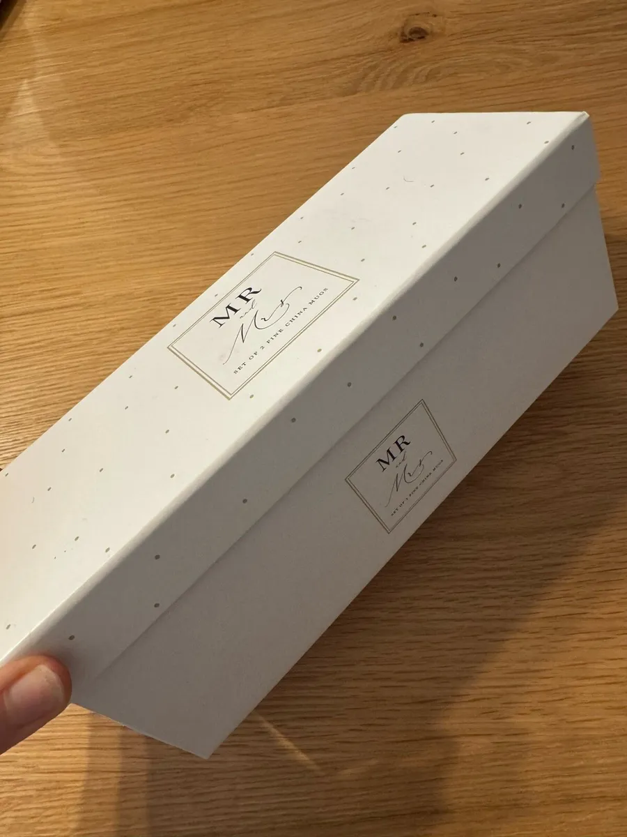 Mr and Mrs Heart&Bow China Mugs - Image 2