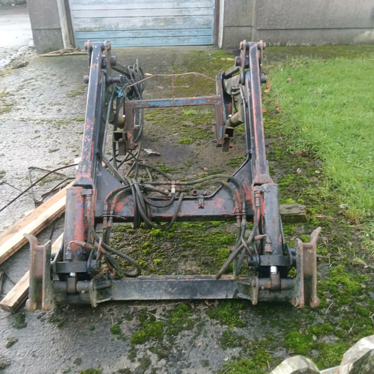 Bomford front end loader and brackets€900 - Image 4