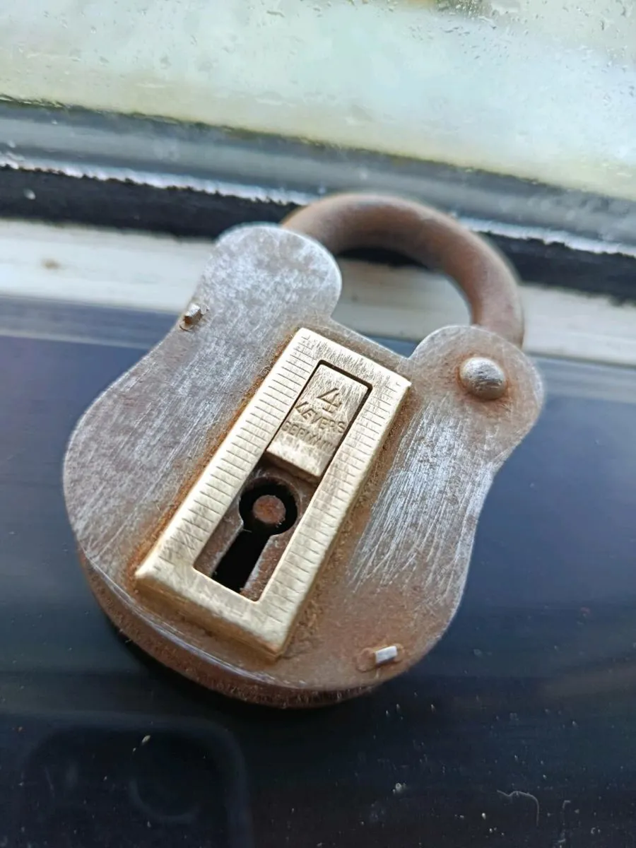 Beautiful old steel and copper lock - Image 3