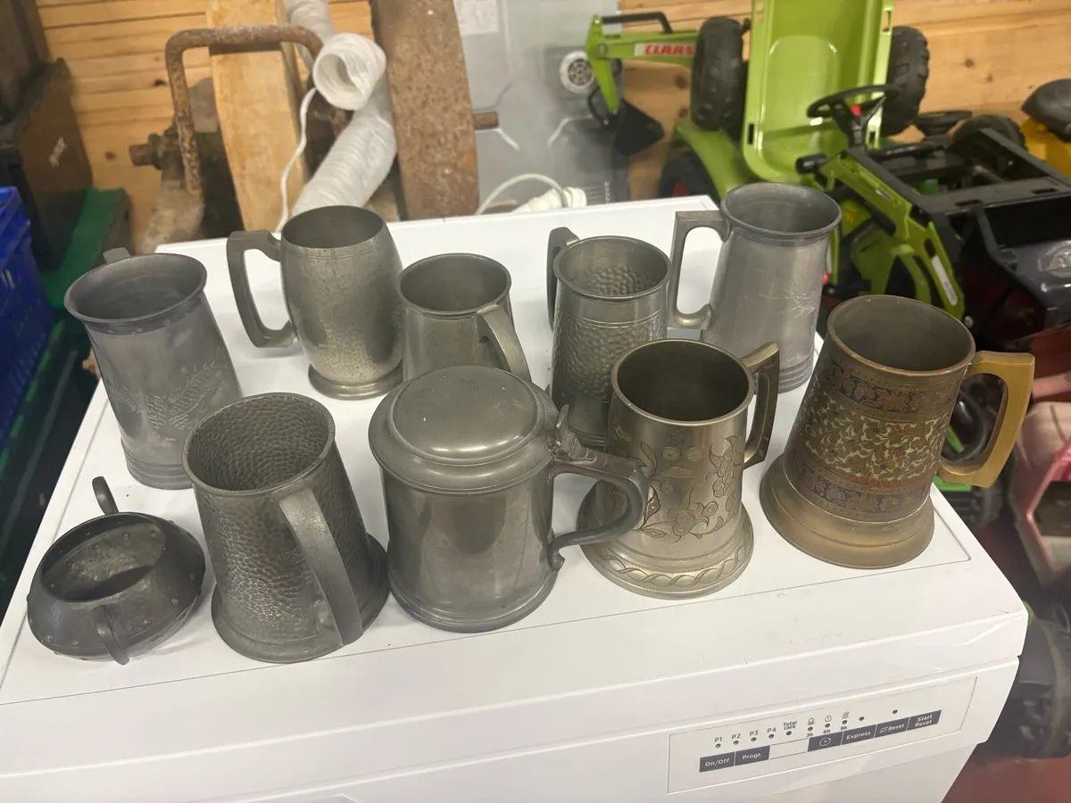 Lot of pewter and brass tankards - Image 1