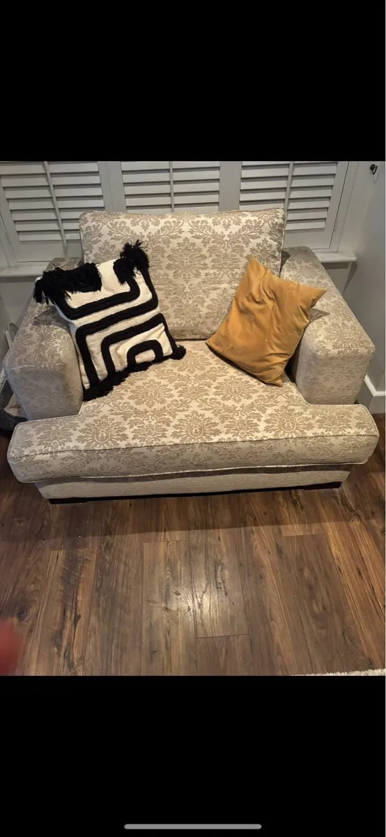 2 seater couch - Image 1