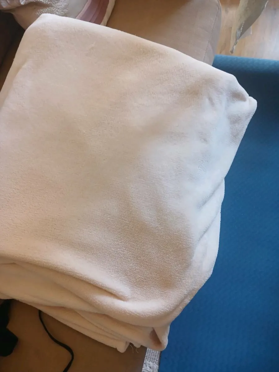 Large throw/blanket - Image 1