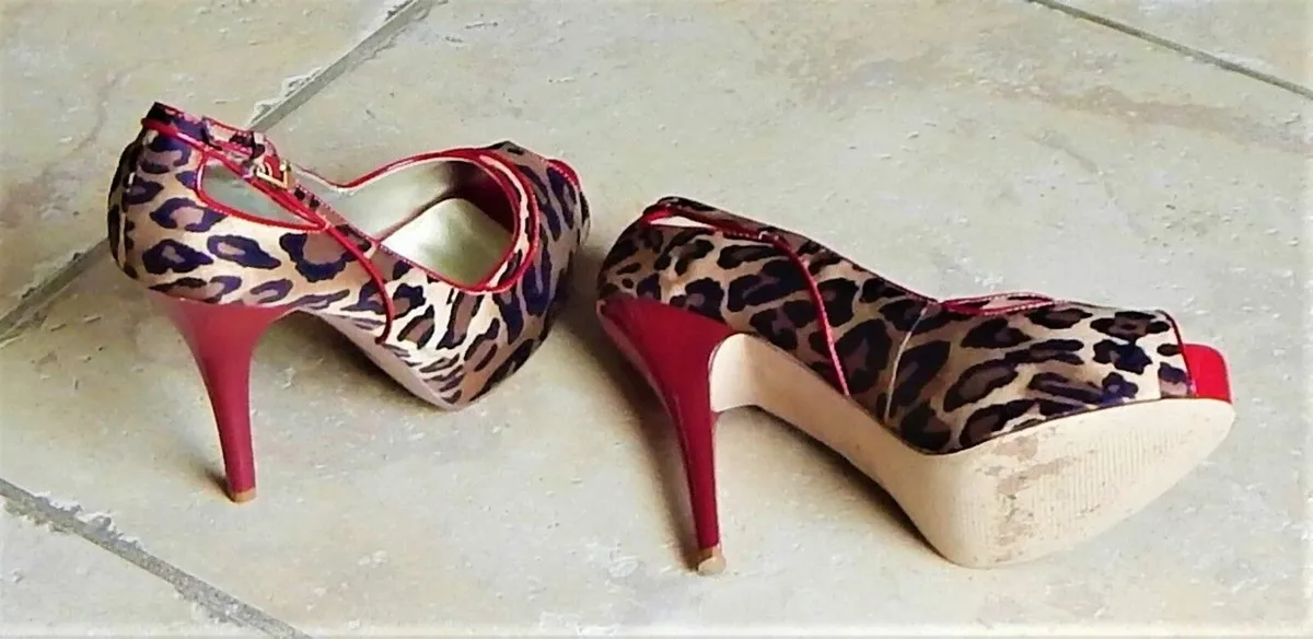 Pair of Ladies Guess Shoes, Size 6 - Image 4