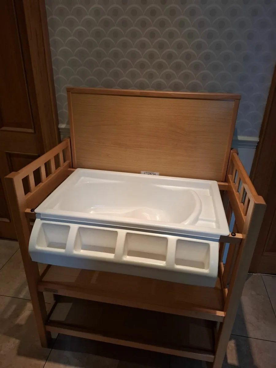 Mama and Papa's baby changing table with bath - Image 2