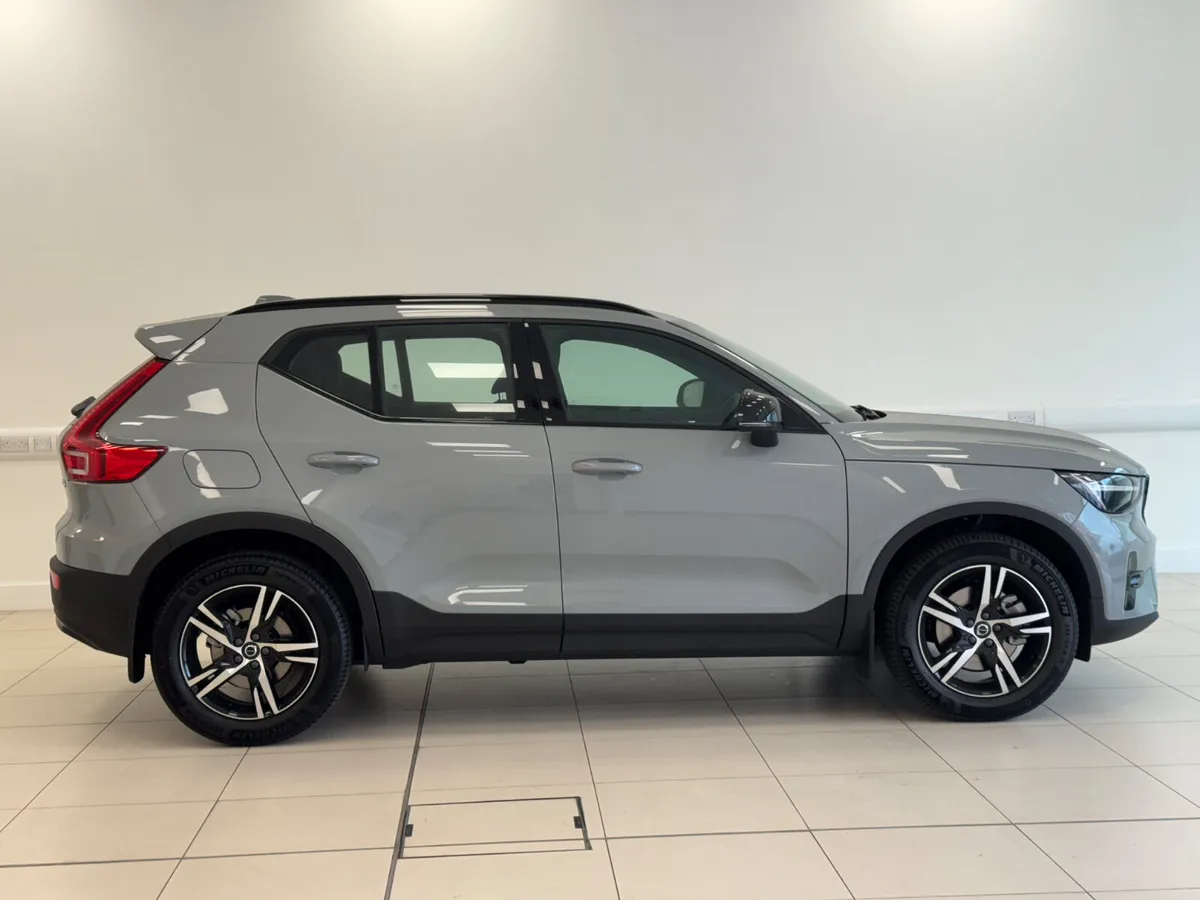 Volvo XC40 B3 Plus Dark Mild Hybrid Auto - Image 2