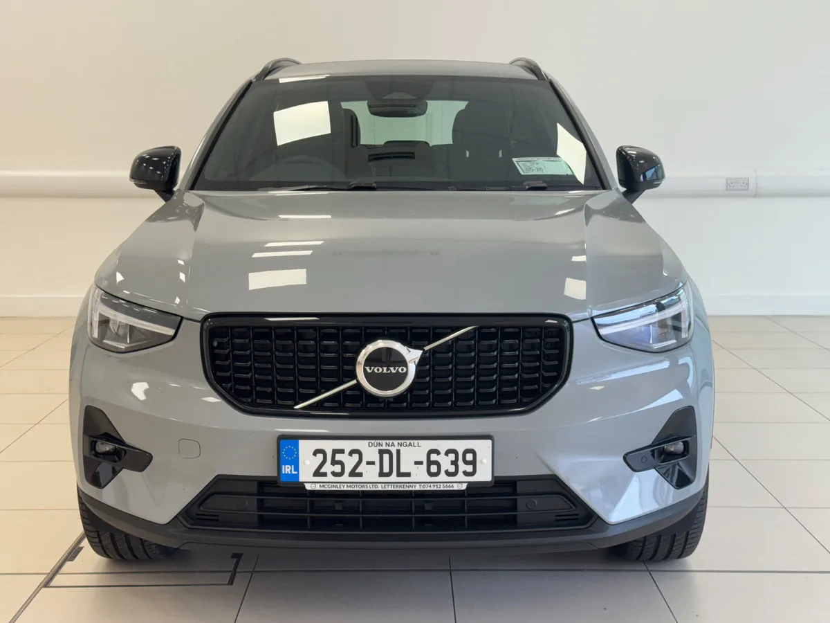 Volvo XC40 B3 Plus Dark Mild Hybrid Auto - Image 4