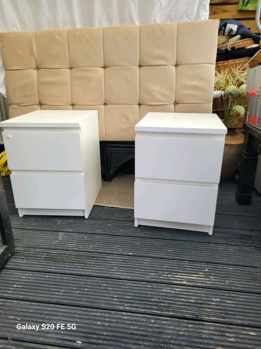 Bed lockers   .double headboard  light fitting. - Image 2