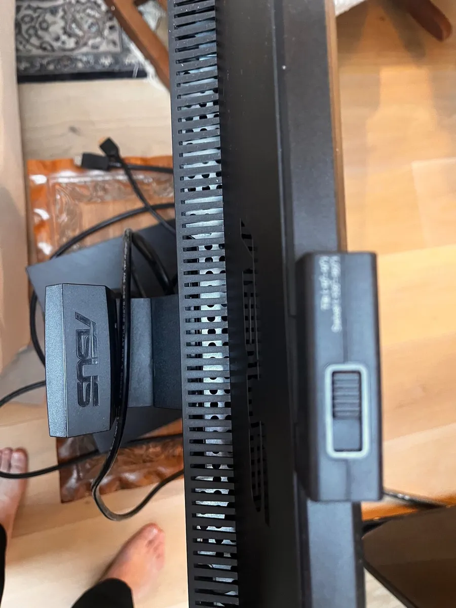 ASUS 24” Monitor with built in webcam - Image 4