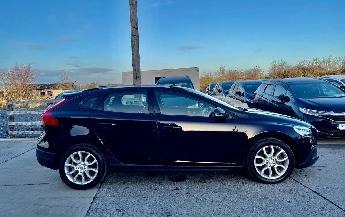 VOLVO V40 CROSS COUNTRY (2.0, DIESEL) - Image 4