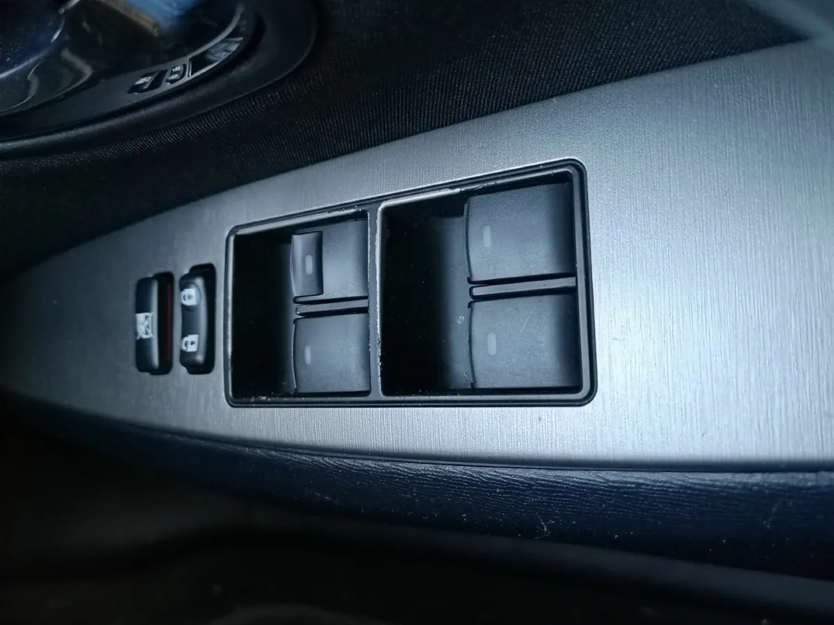 Toyota Avensis 2010 - Image 2