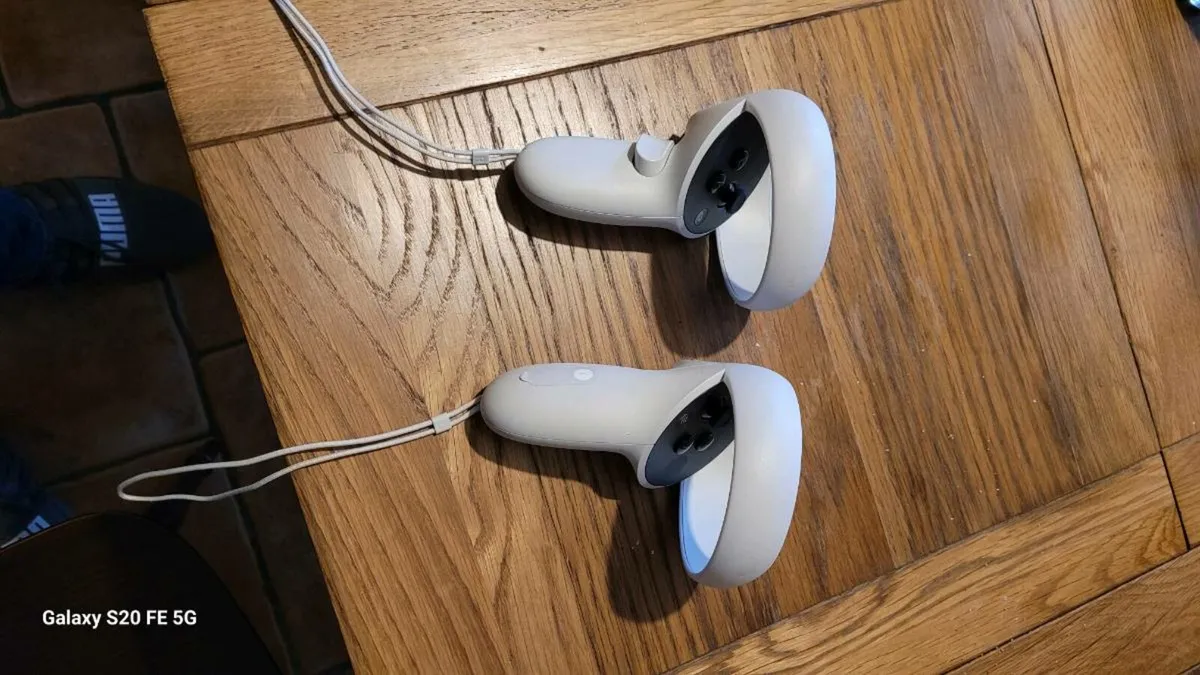 Oculus quest 2 controllers - Image 1