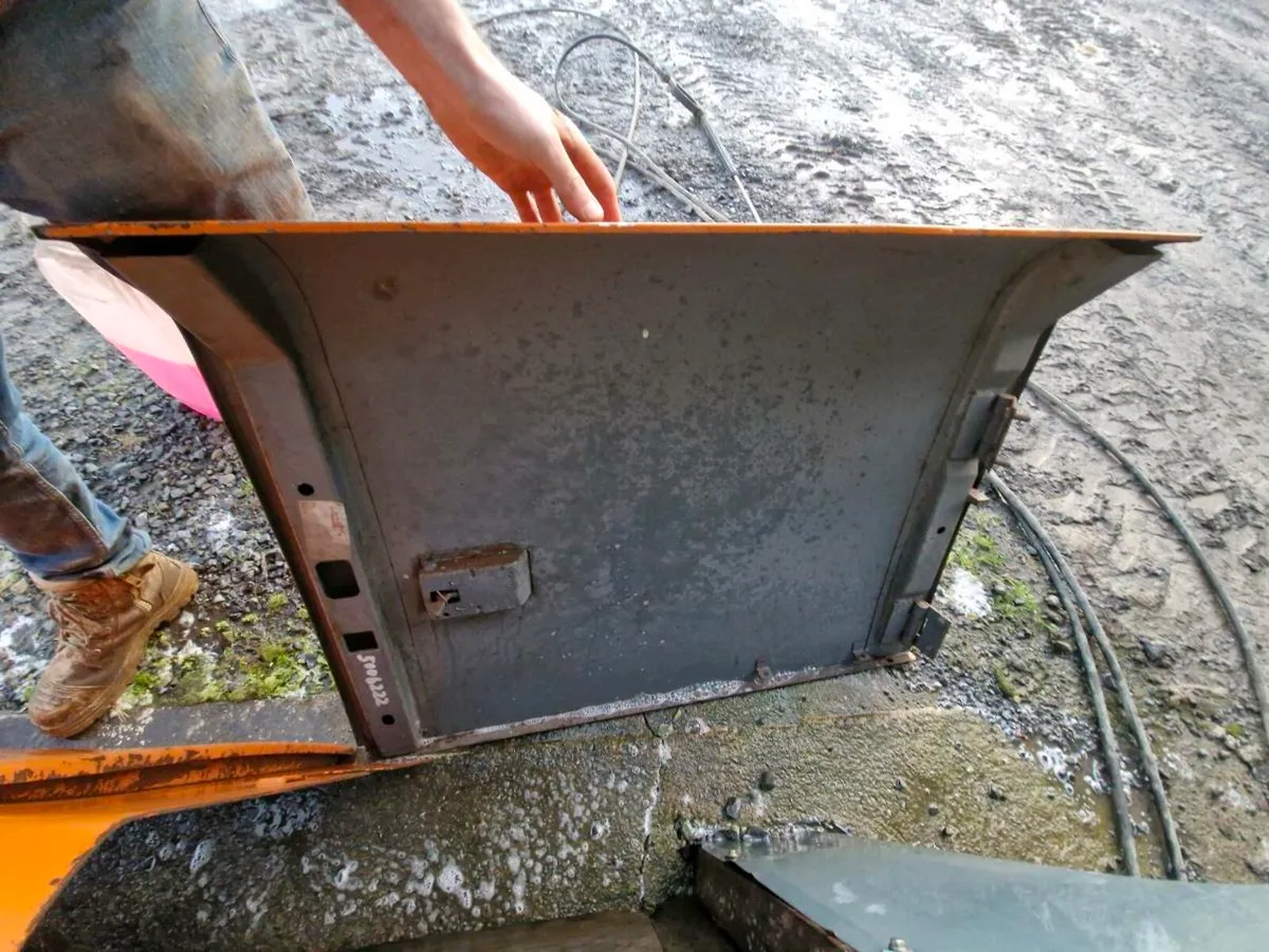 Genuine hitachi zx210-1 doors - Image 4