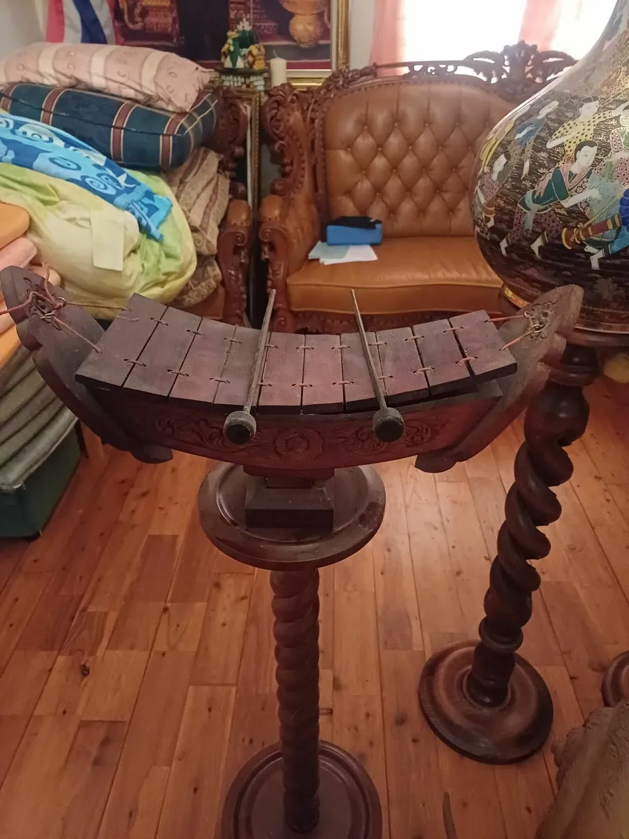 Porcelain vases,and hand carved teak - Image 3