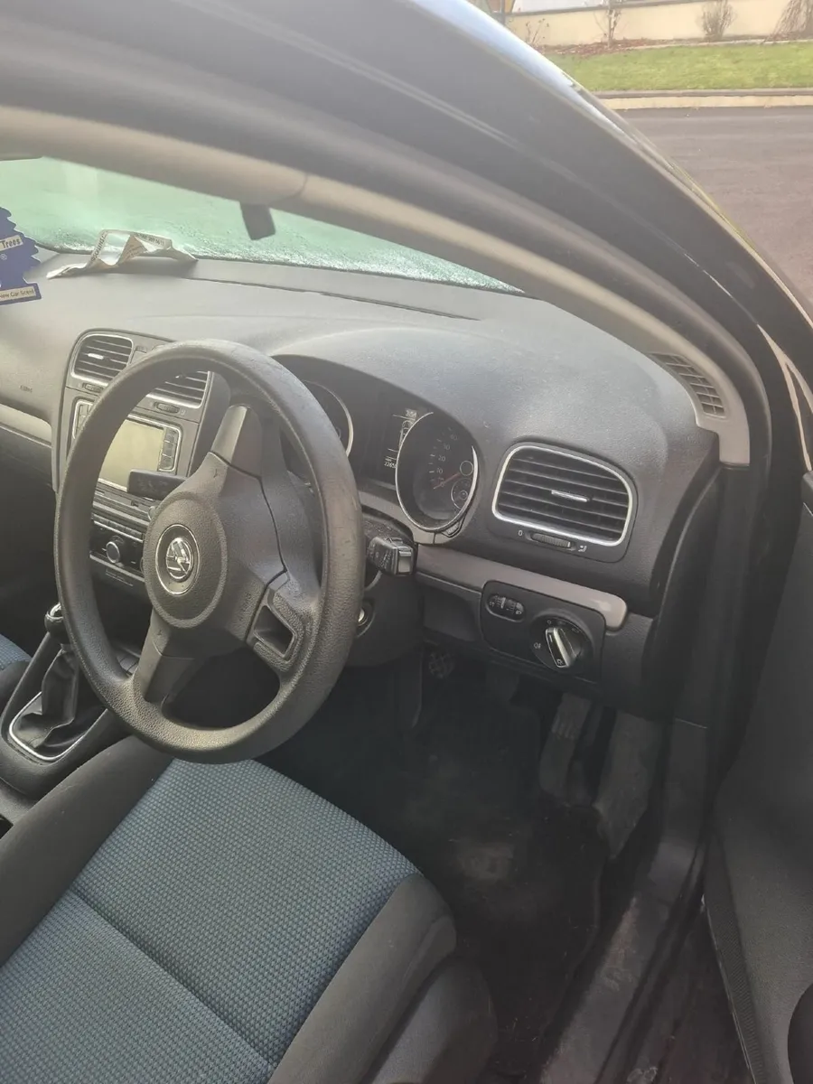 Volkswagen Golf 2011 - Image 2