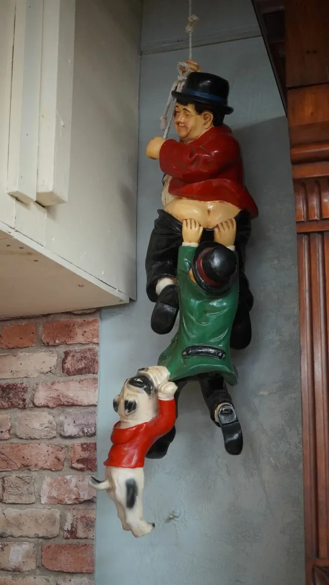 Large Laurel & Hardy Hanging Figurine Wall Decor - Image 3