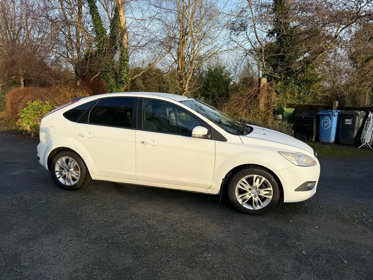White Ford Focus 2011 NCT 11/26 - Image 2