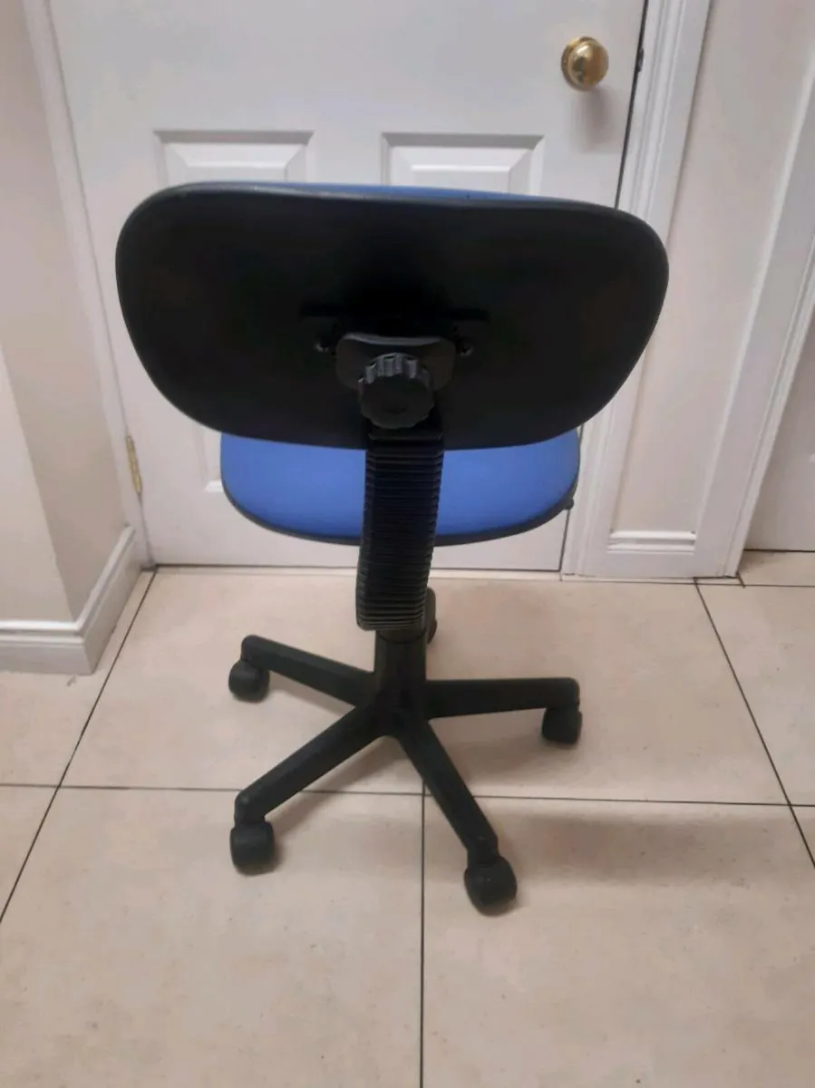 2no swivel stools, & 2no Office swivel seats, - Image 3