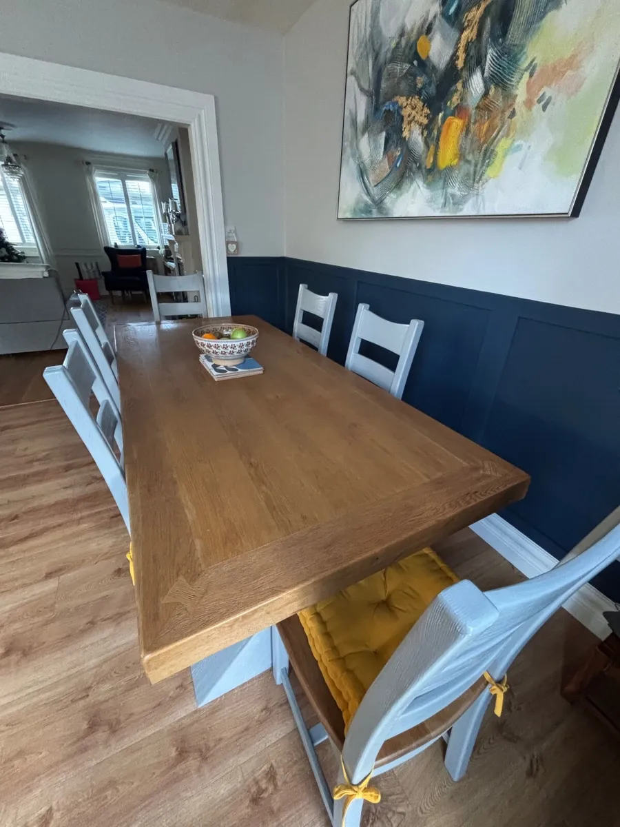 Table and chairs - Image 2