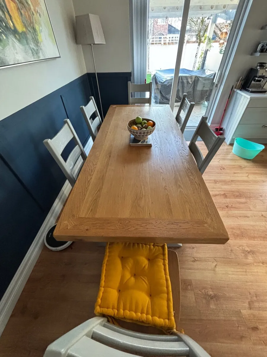 Table and chairs - Image 3