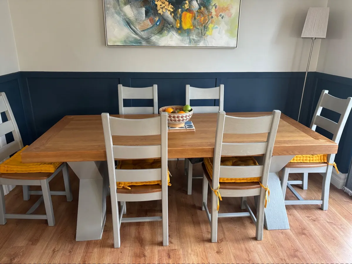 Table and chairs - Image 1