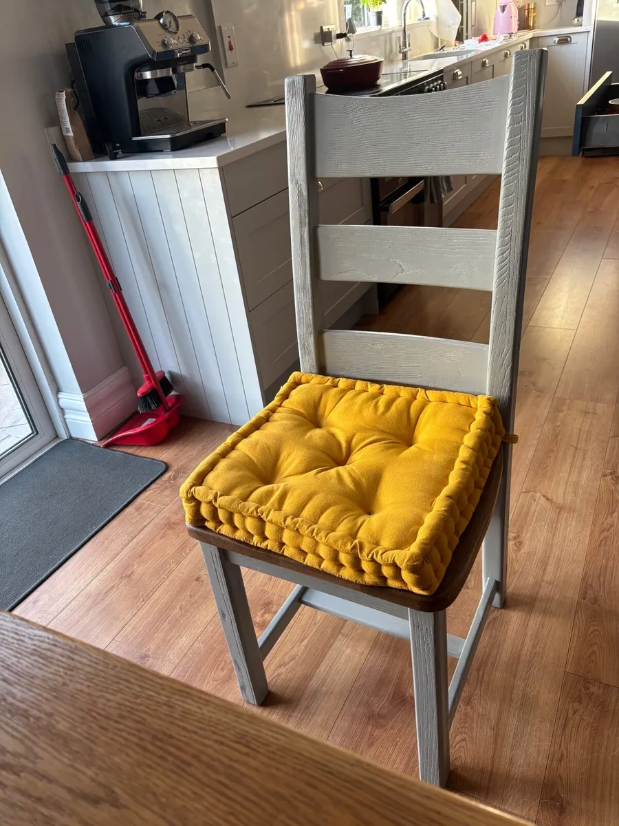 Table and chairs - Image 4