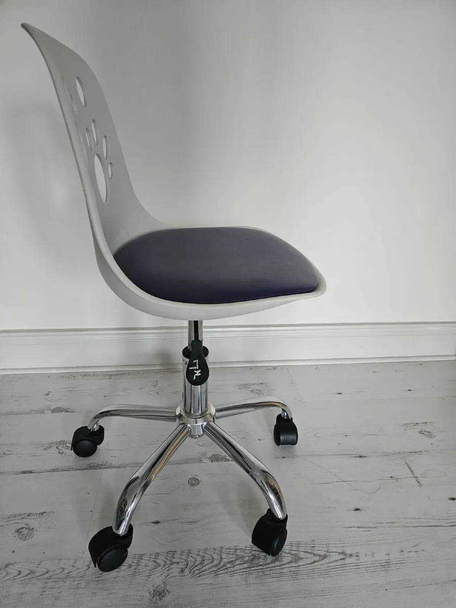 Very stylish child's desk chair - Image 1