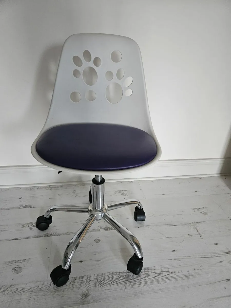 Very stylish child's desk chair - Image 2