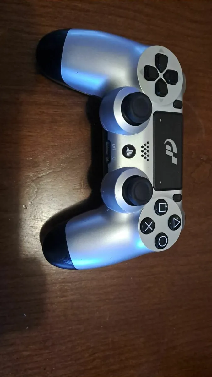 PS4 Pro 1000 GB + 2 Gamepads - Image 4