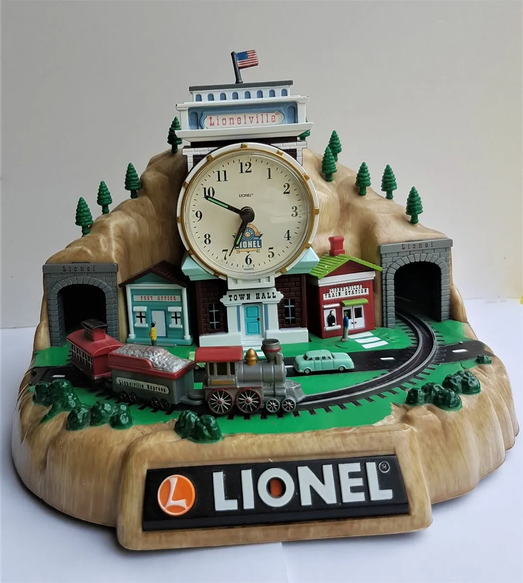 Lionel Train Station and book - Image 1