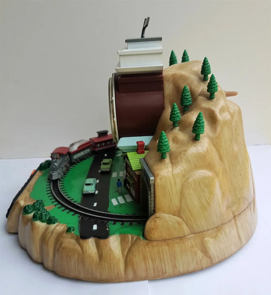 Lionel Train Station and book - Image 2