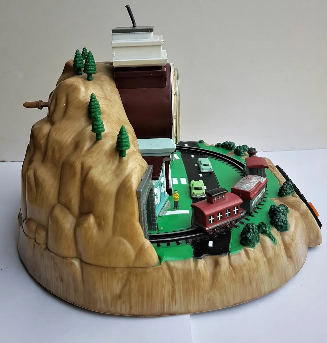 Lionel Train Station and book - Image 4