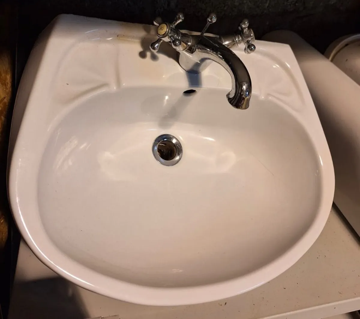 Bathroom suite - Image 1