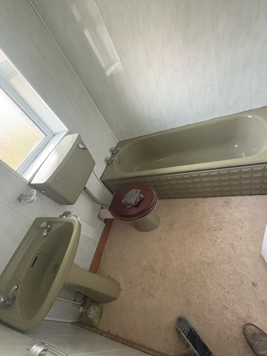 Green Cast Iron Bath, Sink and Toilet - Image 1