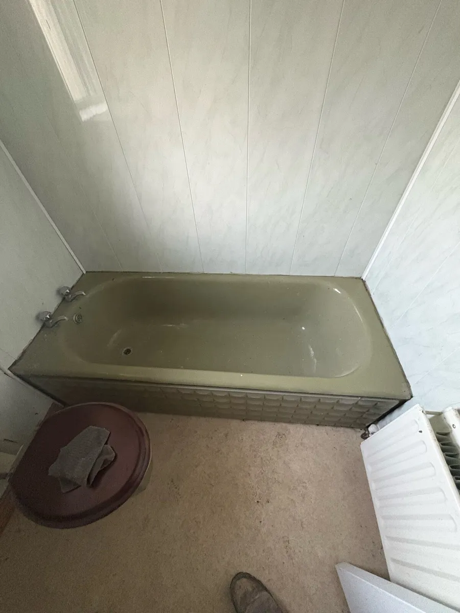 Green Cast Iron Bath, Sink and Toilet - Image 2