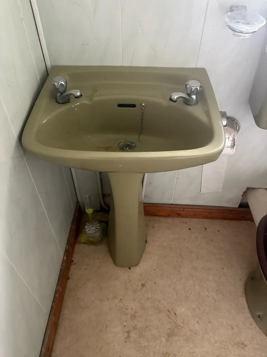 Green Cast Iron Bath, Sink and Toilet - Image 3