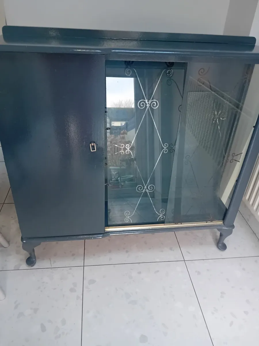 Free Vintage 1960"s Glass Case - Image 2